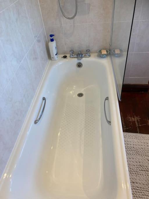 Bryntirion Farmhouse Rooms Llanfair Caereinion Bagian luar foto