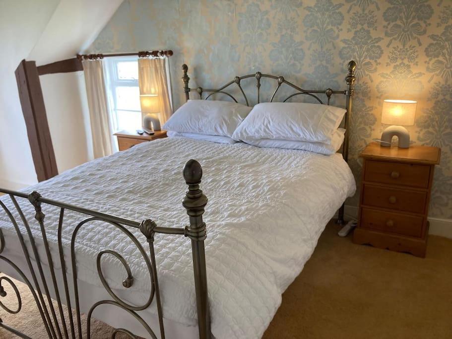 Bryntirion Farmhouse Rooms Llanfair Caereinion Bagian luar foto
