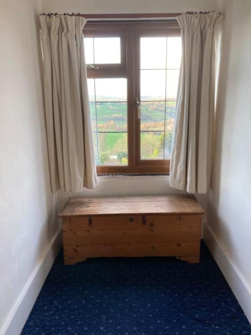 Bryntirion Farmhouse Rooms Llanfair Caereinion Bagian luar foto