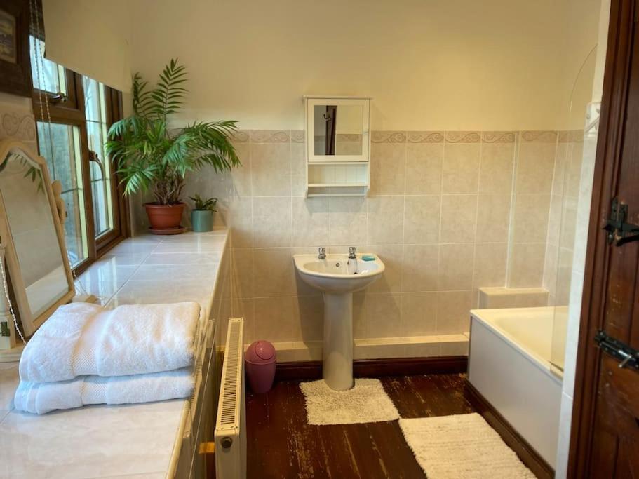 Bryntirion Farmhouse Rooms Llanfair Caereinion Bagian luar foto