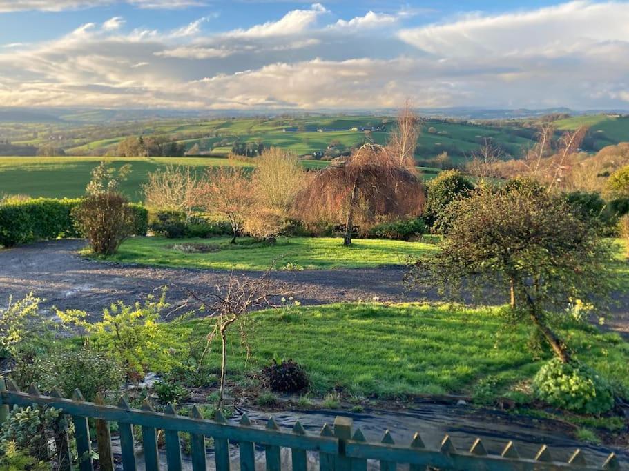 Bryntirion Farmhouse Rooms Llanfair Caereinion Bagian luar foto